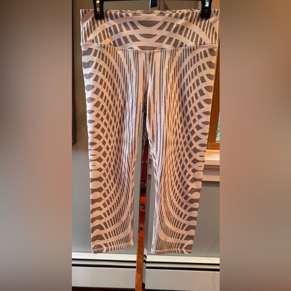 ALO  Mid rise Capri Leggings size small. - Picture 1 of 7